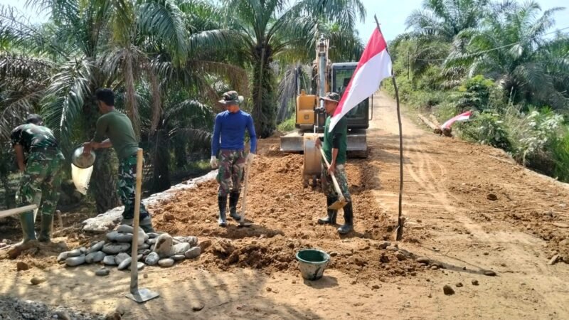 Personel Kodam Iskandar Muda bersama warga melaksanakan pemasangan jembatan Armco di salah satu wilayah terdampak bencana di Aceh, sebagai upaya membuka akses transportasi dan mempercepat pemulihan ekonomi masyarakat.(26/3/2026)