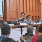 Sekretaris Daerah Aceh, M. Nasir, S.IP, MPA bersama Irjen Kemendagri rapat Monitoring dan  Evaluasi Penggunaan Tambahan Tranfer Keuangan Daerah (TKD) Pasca bencana dengan  kabupaten Kota yang terdampak dan SKPA Terkaiat di gedung serbaguna Setda Aceh, Banda Aceh, 26/3/2026