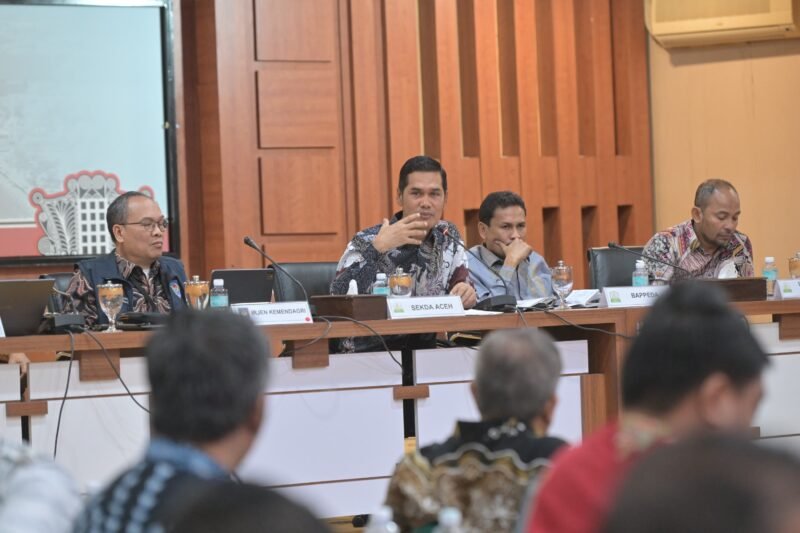 Sekretaris Daerah Aceh, M. Nasir, S.IP, MPA bersama Irjen Kemendagri rapat Monitoring dan  Evaluasi Penggunaan Tambahan Tranfer Keuangan Daerah (TKD) Pasca bencana dengan  kabupaten Kota yang terdampak dan SKPA Terkaiat di gedung serbaguna Setda Aceh, Banda Aceh, 26/3/2026
