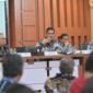 Sekretaris Daerah Aceh, M. Nasir, S.IP, MPA bersama Irjen Kemendagri rapat Monitoring dan  Evaluasi Penggunaan Tambahan Tranfer Keuangan Daerah (TKD) Pasca bencana dengan  kabupaten Kota yang terdampak dan SKPA Terkaiat di gedung serbaguna Setda Aceh, Banda Aceh, 26/3/2026