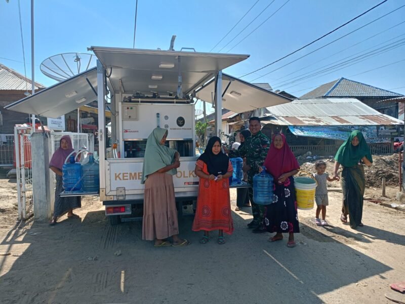 Personel Kodim 0102/Pidie bersama Satgas Gulbencal Yonzipur 16/DA mengoperasikan mobil Water Treatment untuk menyuplai air bersih kepada warga terdampak banjir dan longsor di Kabupaten Pidie Jaya, Rabu (25/03/2026), guna memenuhi kebutuhan air bersih di momen Idulfitri.(25/3/2026)