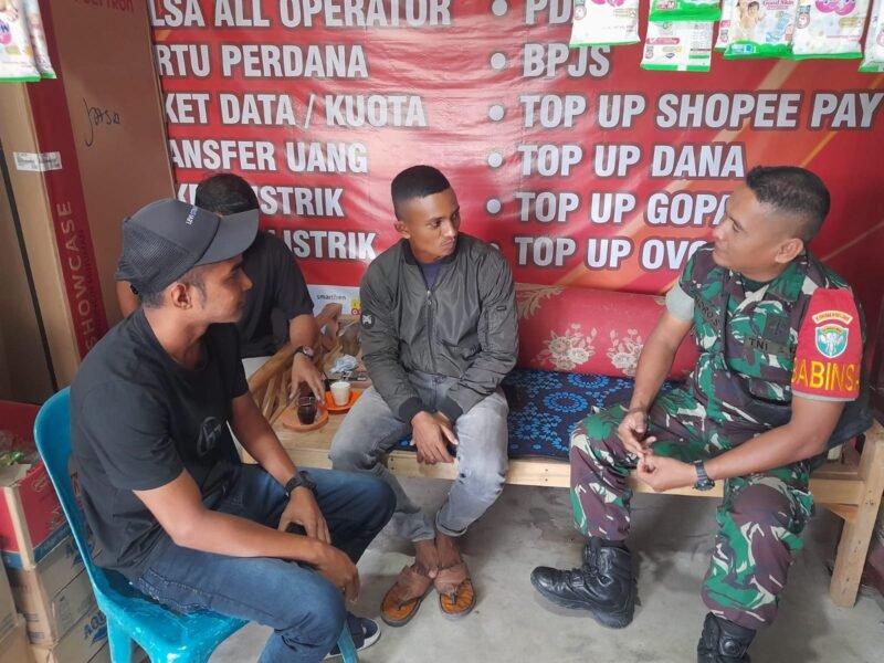 Babinsa Koramil 07/Baitussalam Sertu Endro bersilaturahmi dengan pemuda Gampong Blangkrung dalam kegiatan halal bihalal, memperkuat kebersamaan dan menjaga kondusivitas lingkungan.(26/3/2026)