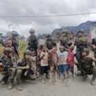 Personel Satgas Operasi Damai Cartenz-2026 berinteraksi dengan warga dan anak-anak saat patroli dialogis di Distrik Sugapa, Intan Jaya, Papua Tengah, Rabu (25/3/2026).