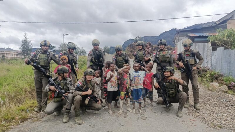 Personel Satgas Operasi Damai Cartenz-2026 berinteraksi dengan warga dan anak-anak saat patroli dialogis di Distrik Sugapa, Intan Jaya, Papua Tengah, Rabu (25/3/2026).