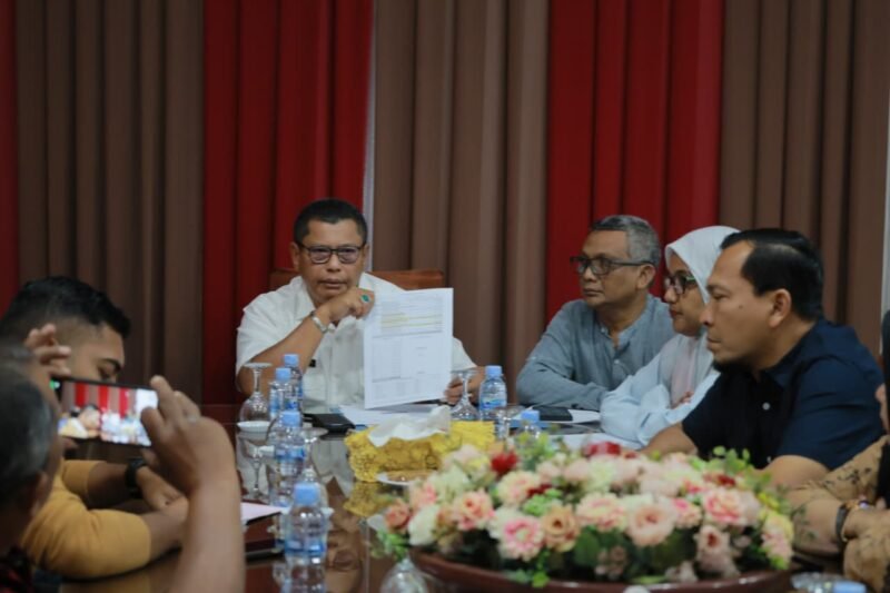 Sekdakab Aceh Besar, Bahrul Jamil SSos MSi memberikan penjelasan terkait Tunjangan Hari Raya (THR) dan gaji ke-13 bagi guru saat rapat dengan TAPD, di Gedung Dekranasda Aceh Besar, Jumat (27/3/2026).FOTO/ MC ACEH BESAR