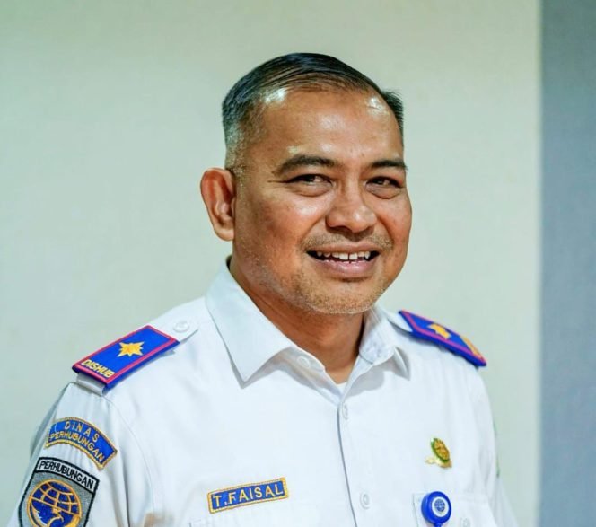 Kepala Dinas Perhubungan Aceh, Teuku Faisal, S.T., M.T. (kiri), saat berkoordinasi dengan jajaran Polda Aceh dalam memantau arus lalu lintas Idulfitri 1447 H. Kolaborasi lintas instansi ini menjadi kunci kelancaran mudik di seluruh wilayah Aceh.