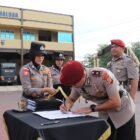 Kapolresta Banda Aceh, Kombes Pol Andi Kirana, memimpin upacara Serah Terima Jabatan (Sertijab) sejumlah Pejabat Utama (PJU) dan Kapolsek jajaran di halaman Mapolresta Banda Aceh, Jumat (27/3/2026).