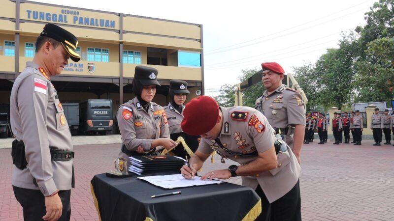 Kapolresta Banda Aceh, Kombes Pol Andi Kirana, memimpin upacara Serah Terima Jabatan (Sertijab) sejumlah Pejabat Utama (PJU) dan Kapolsek jajaran di halaman Mapolresta Banda Aceh, Jumat (27/3/2026).