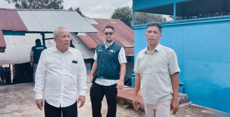 Direksi PDAM Tirta Mountala Aceh Besar saat meninjau kondisi WTP Siron untuk mengantisipasi gangguan pada pelayanan air bersih, Jumat (27/3/2026).FOTO/ MC ACEH BESAR
