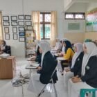 Mahasiswa dari berbagai perguruan tinggi kesehatan mengikuti kegiatan Musyawarah Masyarakat Desa (MMD) Kecamatan Darul Kamal bersama tim Puskesmas Darul Kamal di Kabupaten Aceh Besar, Jumat (27/3/2026). FOTO/MC ACEH BESAR
