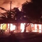 Deretan ruko di Lorong Taqwa, Kecamatan Kluet Utara, yang hangus terbakar pada Sabtu dini hari (28/3/2026).