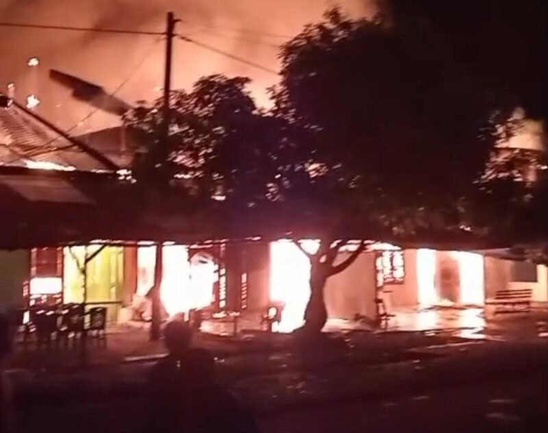 Deretan ruko di Lorong Taqwa, Kecamatan Kluet Utara, yang hangus terbakar pada Sabtu dini hari (28/3/2026).