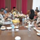 Bupati Aceh Besar, H Muharram Idris menyampaikan paparan saat menerima audiensi dengan PT. Mitra Aksi Insani di Gedung Dekrasda, Gampong Gani, Kecamatan Ingin Jaya, Aceh Besar, Sabtu (28/03/2026). FOTO/MC ACEH BESAR