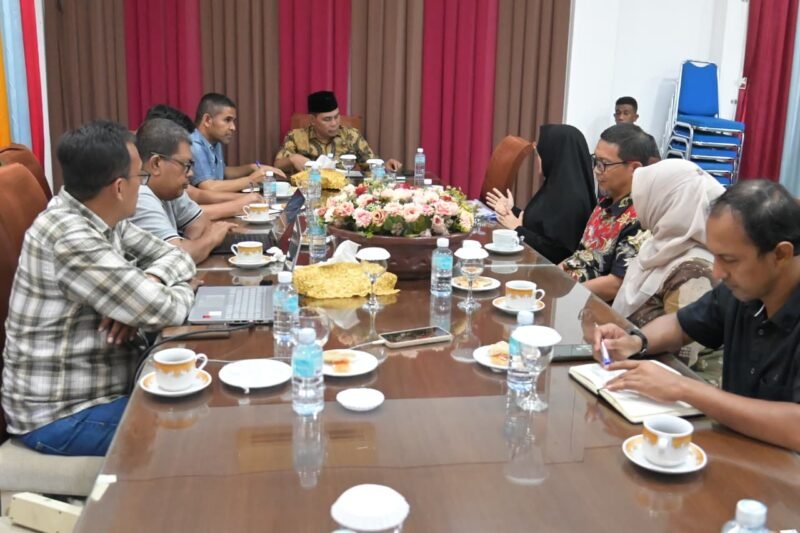 Bupati Aceh Besar, H Muharram Idris menyampaikan paparan saat menerima audiensi dengan PT. Mitra Aksi Insani di Gedung Dekrasda, Gampong Gani, Kecamatan Ingin Jaya, Aceh Besar, Sabtu (28/03/2026). FOTO/MC ACEH BESAR