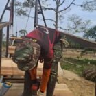 Personel TNI dari Kodam Iskandar Muda bersama warga bahu-membahu mempercepat pembangunan Jembatan Gantung Perintis Garuda di atas Sungai Tamiang, Aceh Tamiang. Hingga Jumat (27/3/2026), proyek vital sepanjang 240 meter ini telah mencapai progres signifikan 77,90 persen dan material telah terdistribusi 100 persen.