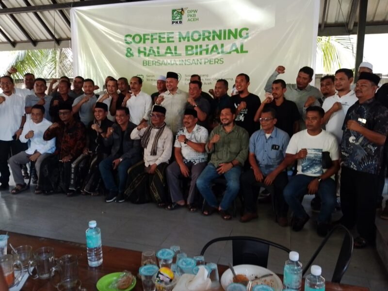 Ketua DPW PKB Aceh, Haji Ruslan Daud (HRD), berbincang akrab dengan sejumlah jurnalis saat acara Halal Bihalal Idulfitri 1447 H di Solong Jembatan Pango, Banda Aceh, Senin (30/03/2026).