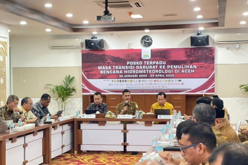 Sekda Aceh Muhammad Nasir bersama tim Itjen Kemendagri menggelar rapat monitoring dan evaluasi penggunaan tambahan anggaran Transfer ke Daerah (TKD) 2026 bersama beberpa Kepala SKPA di Kantor Gubernur Aceh, Senin (30/1/2026).