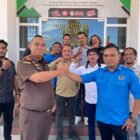 Ketua PWI Aceh Besar, Jufrizal (kiri), berbincang akrab dengan Kajari Aceh Besar, Dr. Wisnu Murtopo Nur Muhammad, S.H., M.H. (kanan), dalam acara coffee morning di Kantor Kejari Aceh Besar, Kota Jantho, Senin (30/3/2026).