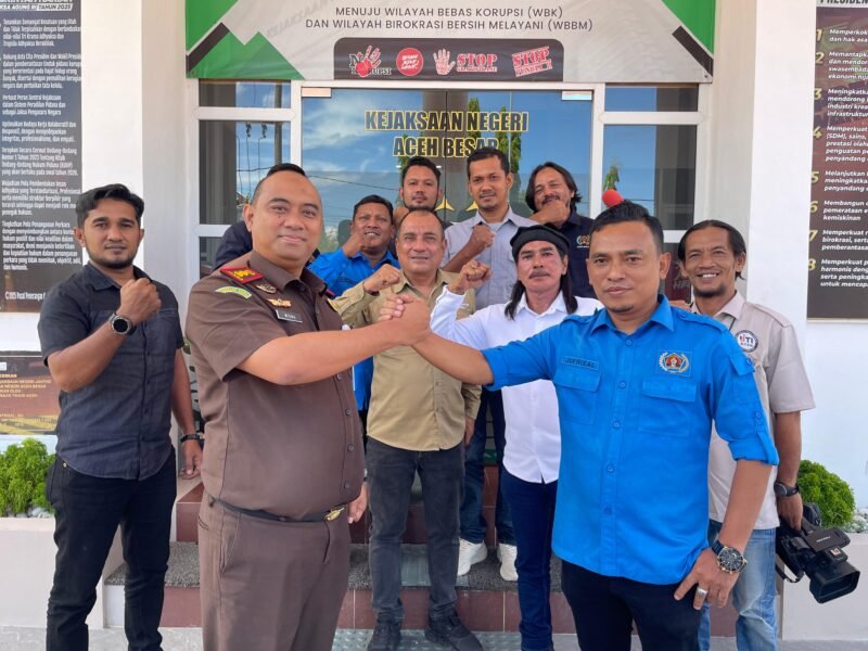 Ketua PWI Aceh Besar, Jufrizal (kiri), berbincang akrab dengan Kajari Aceh Besar, Dr. Wisnu Murtopo Nur Muhammad, S.H., M.H. (kanan), dalam acara coffee morning di Kantor Kejari Aceh Besar, Kota Jantho, Senin (30/3/2026).