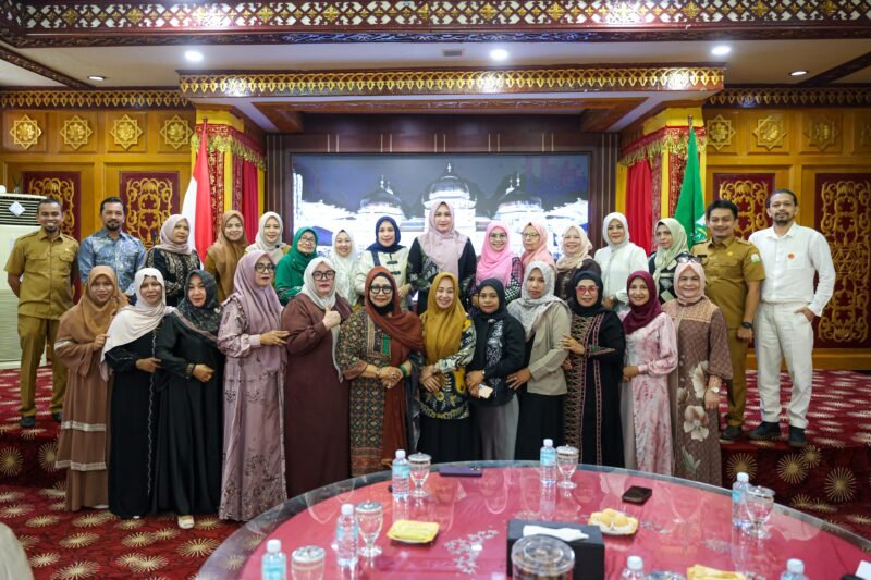 Ketua Dekranasda Aceh Marlina Muzakir, menggelar silaturrahmi dan halal bi Halal Idul Fitri 1447 Hijriah dengan seluruh jajaran pengurus Dekranasda Aceh, di Meuligoe Gubernur Aceh, Senin (30/3/2026) pagi.