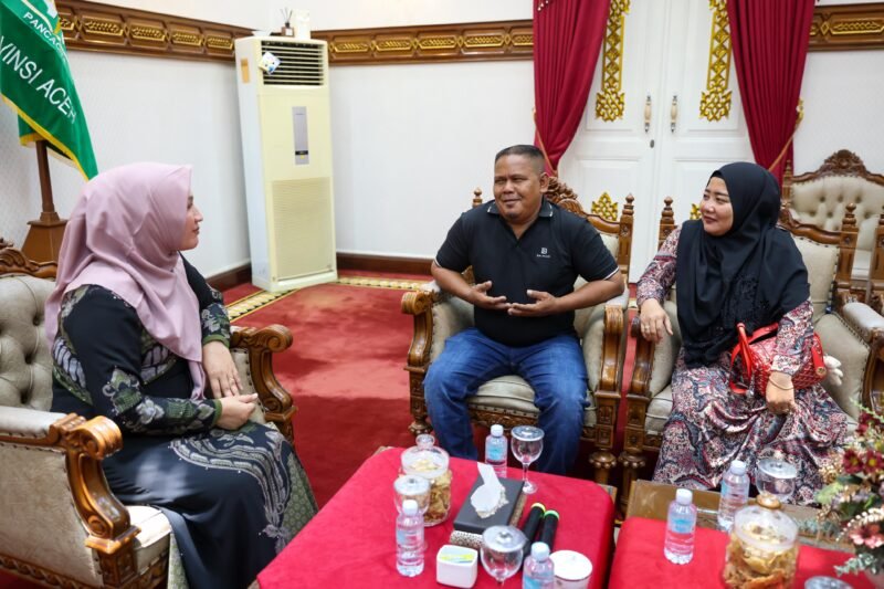 Ketua TP PKK Aceh Marlina Muzakir, menerima kunjungan Jamaluddin alias Bang Ucok, sopir truk tangki yang membantunya menerobos banjir akhir November 2025 lalu. Bang Ucok hadir memenuhi undangan bersama sang istri Nuranisa dan dijamu di ruang makan pribadi Kak Na, di Meuligoe Gubernur Aceh. Senin (30/3/2026).