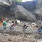 Personel satuan Zeni TNI AD (Kodam Iskandar Muda) sedang melakukan perakitan rangka jembatan tipe Bailey di salah satu titik terdampak bencana di Aceh, Minggu (29/3/2026).