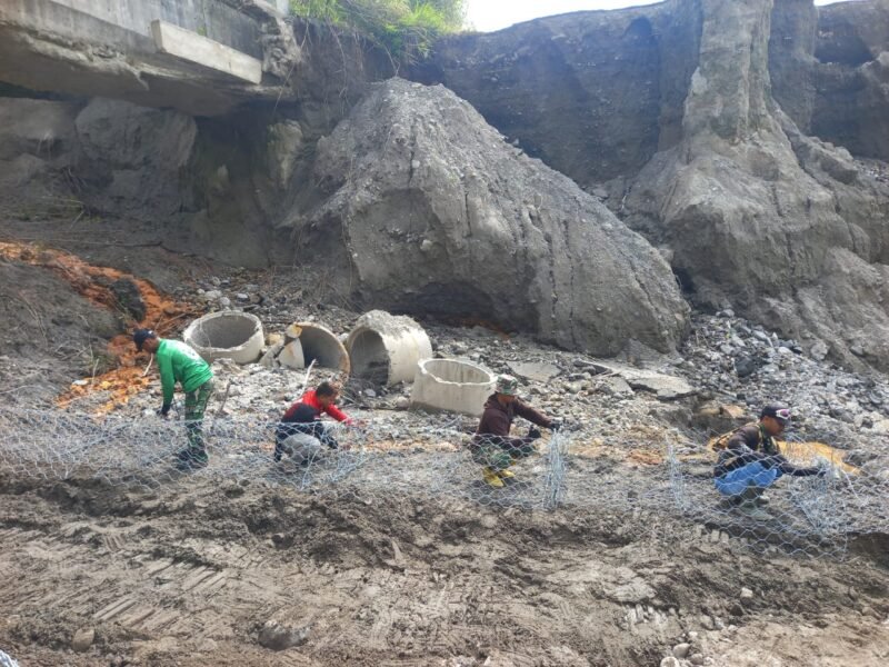 Personel satuan Zeni TNI AD (Kodam Iskandar Muda) sedang melakukan perakitan rangka jembatan tipe Bailey di salah satu titik terdampak bencana di Aceh, Minggu (29/3/2026).