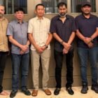 Gubernur Aceh, Muzakir Manaf (Mualem), saat memberikan keterangan pers di Jakarta, Senin (30/3/2026). Mualem mengecam keras aksi pengeroyokan warga Langsa di Mapolda Metro Jaya dan meminta Kapolri memberikan atensi khusus pada kasus tersebut.