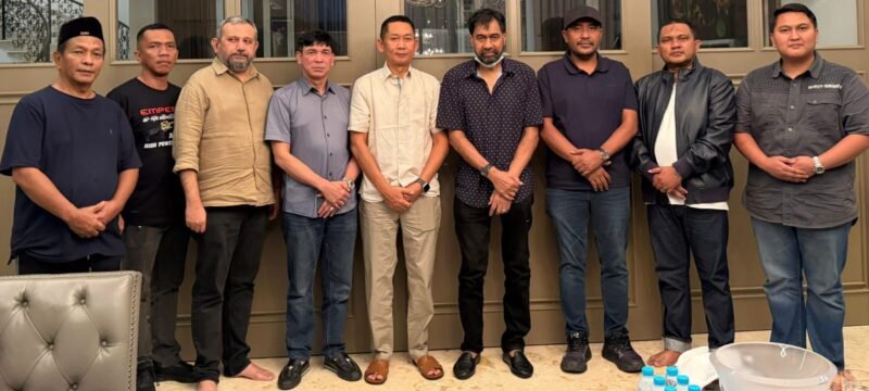 Gubernur Aceh, Muzakir Manaf (Mualem), saat memberikan keterangan pers di Jakarta, Senin (30/3/2026). Mualem mengecam keras aksi pengeroyokan warga Langsa di Mapolda Metro Jaya dan meminta Kapolri memberikan atensi khusus pada kasus tersebut.