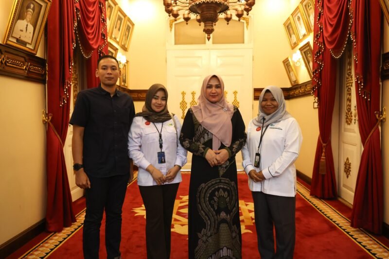 Ketua TP PKK Aceh Marlina Muzakir, menerima kunjungan silaturrahmi Kepala Departemen Gadai PT Pegadaian Area Aceh Mulyani, di Ruang Adat Meuligoe Gubernur Aceh, Senin (30/3/2026) sore.