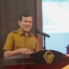 Wakil Gubernur Aceh, Fadlullah SE menyerah Laporan Keuangan Pemerintah Aceh (Unaudited) Tahun 2025 Kepada Kepala BPK RI perwakilan Aceh di Aula Kantor BPK RI Banda Aceh, (31/3/2026).