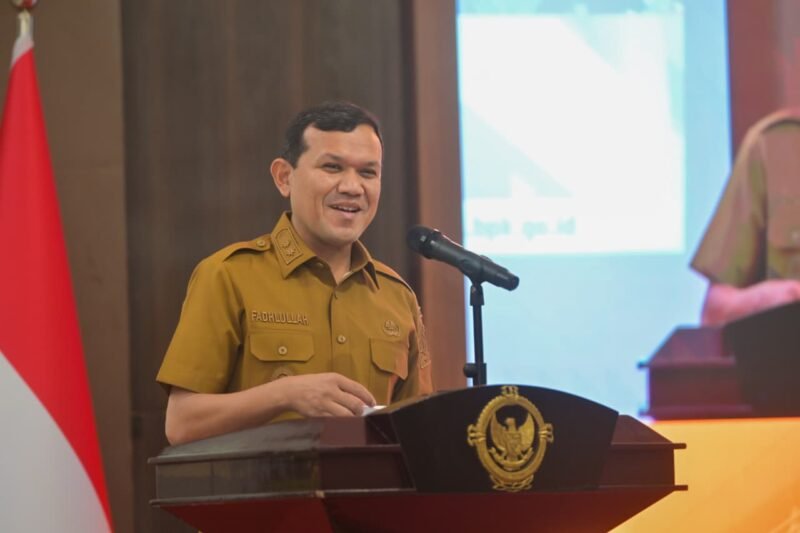 Wakil Gubernur Aceh, Fadlullah SE menyerah Laporan Keuangan Pemerintah Aceh (Unaudited) Tahun 2025 Kepada Kepala BPK RI  perwakilan Aceh di Aula Kantor BPK RI Banda Aceh, (31/3/2026). 