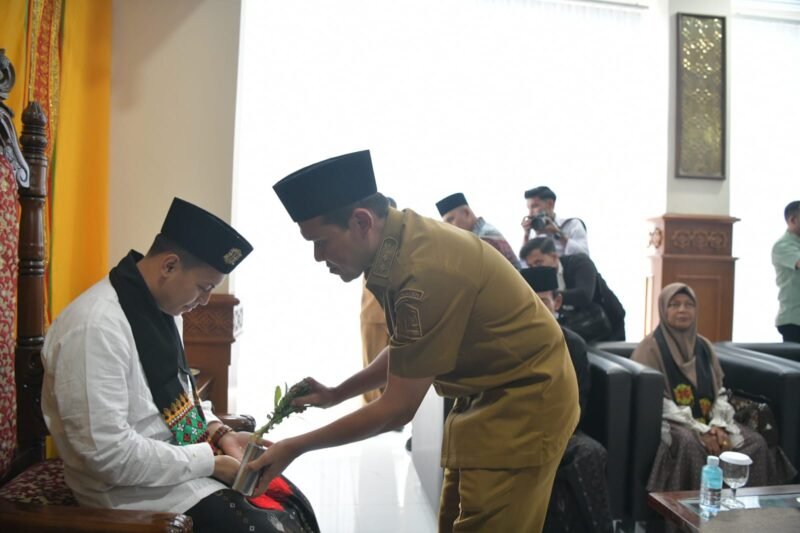 Wakil Gubernur Aceh, Fadhlullah, SE menjemput kedatangan
Menteri Koordinator Bidang Pemberdayaan Masyarakat (Menko PM), Muhaimin Iskandar dan Rombongan di VIP Bandara Sultan Iskandar Muda, Selasa, 31/03/2026.