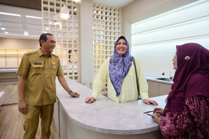 Ketua Umum Dekranasda Aceh Marlina Muzakir, didampingi Ketua Dharma Wanita Persatuan Aceh Malahayati dan Ketua Harian Dekranasda Aceh T Adi Darma, meninjau hasil renovasi total Galery Dekranasda Aceh, di komplek Taman Ratu Syafiatuddin, Selasa (31/3/2026) sore.
