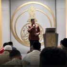 Regional CEO BSI Aceh, Imsak Ramadhan, memberikan sambutan dalam acara Kajian Ramadan bersama insan pers di Masjid Landmark BSI Aceh, Senin (16/3/2026).