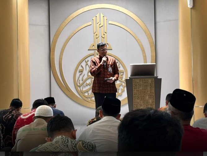 Regional CEO BSI Aceh, Imsak Ramadhan, memberikan sambutan dalam acara Kajian Ramadan bersama insan pers di Masjid Landmark BSI Aceh, Senin (16/3/2026).