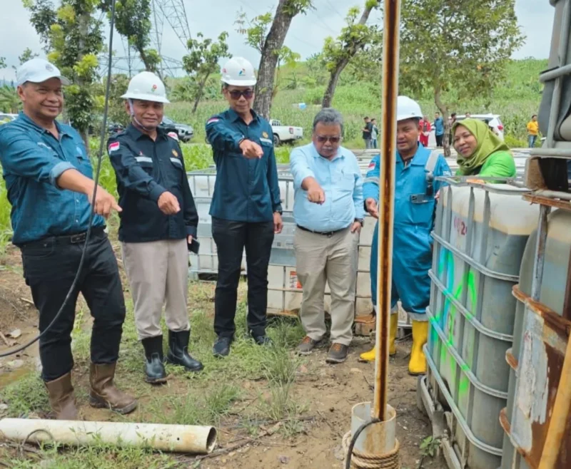 Penandatanganan berita acara produksi antara Koperasi KEN, perangkat desa, dan SKK Migas di Desa Sojomerto, Kendal. Langkah ini menjadi tonggak legalisasi sumur minyak rakyat untuk mendukung lifting migas nasional secara terstruktur.