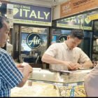 Seorang pedagang emas di kawasan Pasar Aceh sedang menunjukkan perhiasan emas kepada calon pembeli, Selasa (31/3/2026). Pasca Idulfitri 1447 Hijriah, warga Banda Aceh terpantau tetap antusias mendatangi toko emas meskipun harga sedang mengalami koreksi tajam ke angka Rp8,1 juta per mayam.