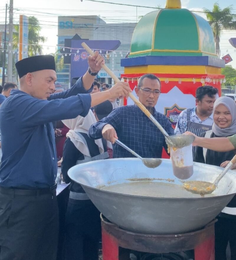 Pembagian kuliner tradisional ie bu peudah oleh Pemerintah Kota Banda Aceh disambut antusias warga yang memadati lokasi kegiatan sejak sore hari dalam rangka menyemarakkan Ramadhan 1447 Hijriah.(28/2/2026).
