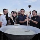 Wali Kota Banda Aceh Illiza Sa’aduddin Djamal bersama Wakil Wali Kota Afdhal dan Ketua DPRK Irwansyah melakukan tradisi teumok beulangong Kanji Rumbi saat pembukaan Peukan Raya Ramadhan 2026 di kawasan Pasar Aceh, Jumat (27/2/2026). Tradisi tersebut menjadi simbol kebersamaan sekaligus pembuka rangkaian kegiatan ekonomi dan sosial selama Ramadhan.
