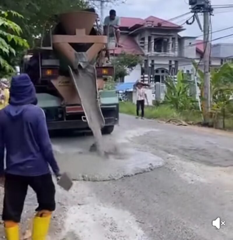 Warga Kecamatan Montasik bergotong royong menambal jalan berlubang secara swadaya menggunakan dana donasi masyarakat, Sabtu (28/2/2026). Puluhan titik jalan rusak berhasil diperbaiki demi meningkatkan keselamatan pengguna jalan.