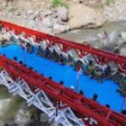 Prajurit TNI bersama masyarakat melintasi Jembatan Bailey modular yang baru selesai dibangun di Desa Meriah Jaya, Kecamatan Gajah Putih, Kabupaten Bener Meriah, Sabtu (28/2/2026), setelah sebelumnya akses utama warga terputus akibat banjir bandang dan longsor.