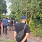 Petugas Bareskrim Polri bersama Bea Cukai menunjukkan barang bukti pasir timah ilegal hasil pengungkapan kasus penambangan dan penyelundupan dari Bangka Belitung ke Malaysia, dengan total tujuh tersangka diamankan.(1/3/2026)