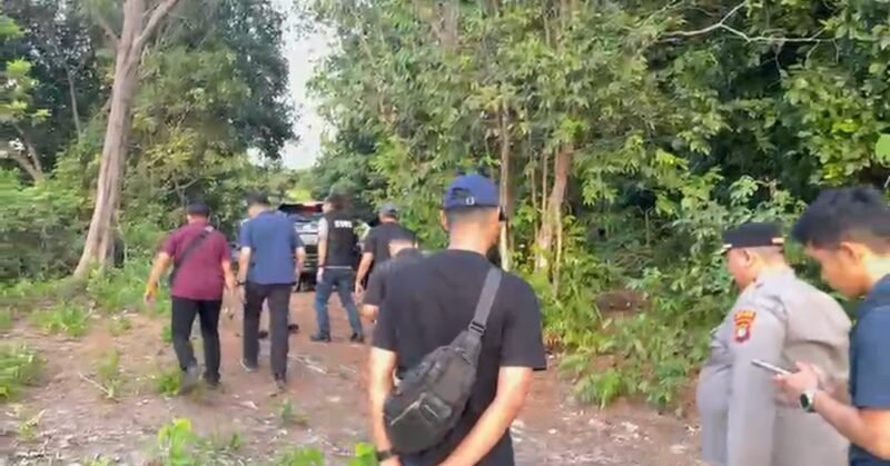 Petugas Bareskrim Polri bersama Bea Cukai menunjukkan barang bukti pasir timah ilegal hasil pengungkapan kasus penambangan dan penyelundupan dari Bangka Belitung ke Malaysia, dengan total tujuh tersangka diamankan.(1/3/2026)