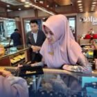 Harga emas murni di Langsa melonjak hingga Rp9,3 juta per mayam seiring meningkatnya ketegangan geopolitik Timur Tengah, membuat emas kembali menjadi pilihan investasi aman bagi masyarakat.(28/2/2026).