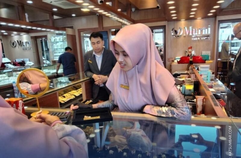 Harga emas murni di Langsa melonjak hingga Rp9,3 juta per mayam seiring meningkatnya ketegangan geopolitik Timur Tengah, membuat emas kembali menjadi pilihan investasi aman bagi masyarakat.(28/2/2026).