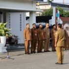 Kepala Dinas Sosial Aceh, Budi Afrizal, memimpin apel pagi perdana dengan menekankan disiplin dan kesiapsiagaan dalam pelayanan sosial, Senin 02/03/2026.