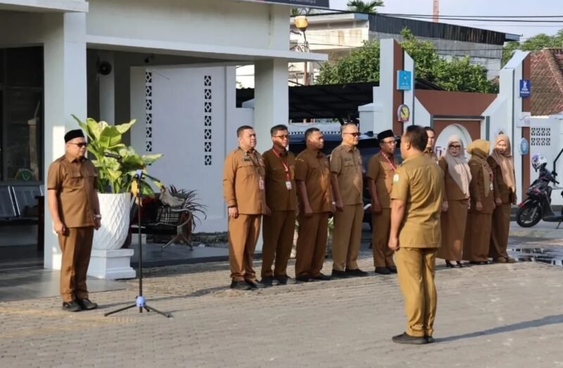 Kepala Dinas Sosial Aceh, Budi Afrizal, memimpin apel pagi perdana dengan menekankan disiplin dan kesiapsiagaan dalam pelayanan sosial, Senin 02/03/2026.