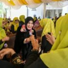 Wali Kota Banda Aceh Illiza Sa’aduddin Djamal bersama anggota DPR RI dan perwakilan Kementerian Kelautan dan Perikanan RI meninjau pelatihan diversifikasi olahan hasil perikanan bagi masyarakat pesisir di Cot Masjid, Lueng Bata, Banda Aceh, Minggu (1/3/2026).