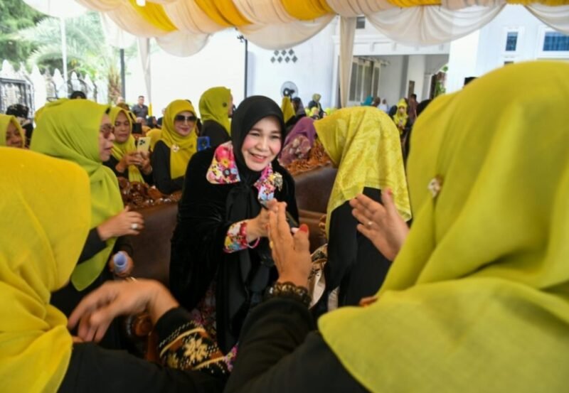 Wali Kota Banda Aceh Illiza Sa’aduddin Djamal bersama anggota DPR RI dan perwakilan Kementerian Kelautan dan Perikanan RI meninjau pelatihan diversifikasi olahan hasil perikanan bagi masyarakat pesisir di Cot Masjid, Lueng Bata, Banda Aceh, Minggu (1/3/2026).
